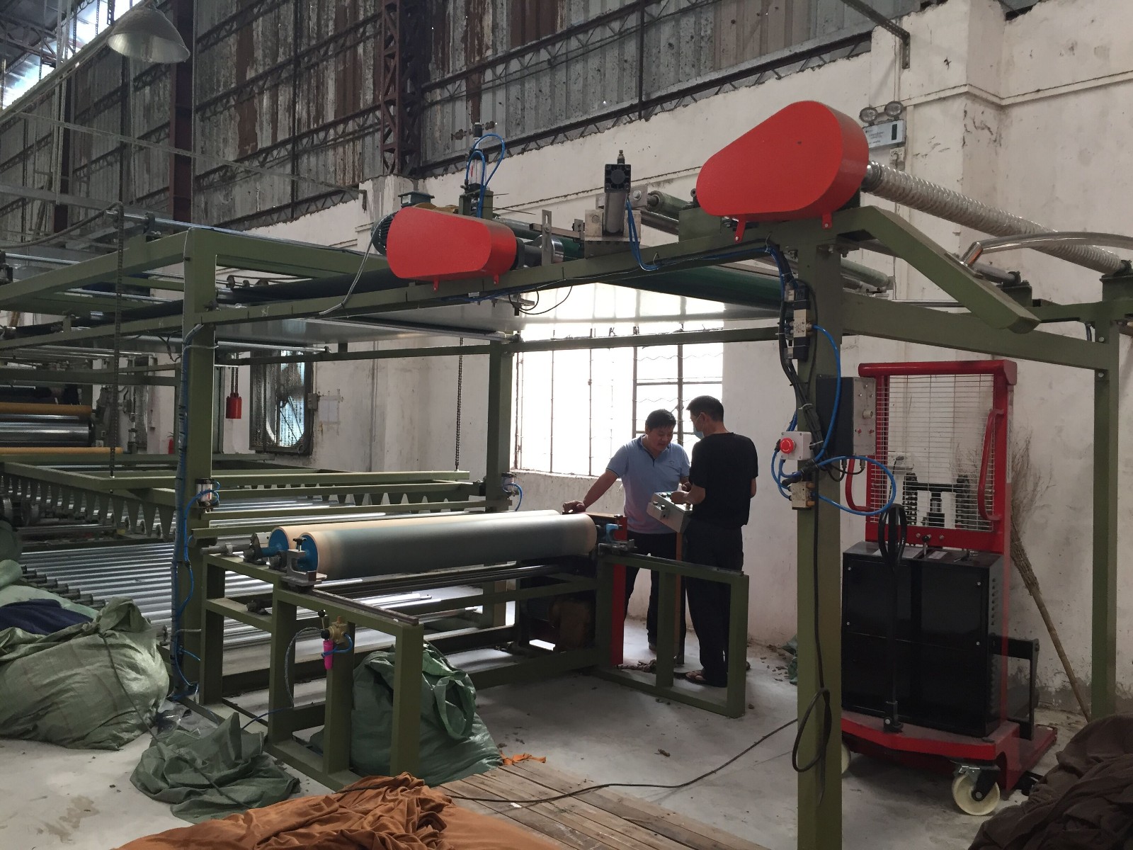 QQ圖片20160927152343.jpg 服裝復(fù)合機調(diào)試