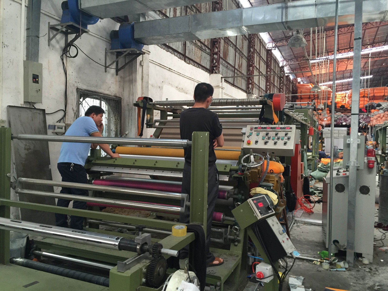 QQ圖片20160929142652.jpg 洲通機械服裝復(fù)合機調(diào)試